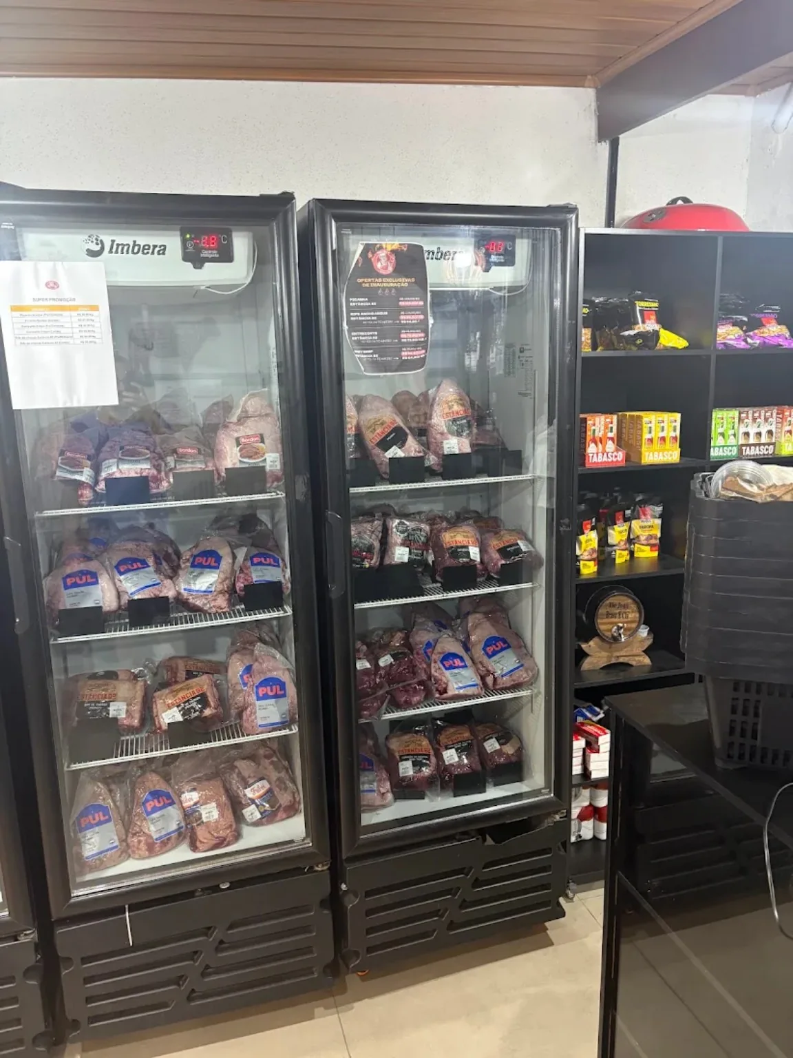 Carnes expostas nos refrigeradores