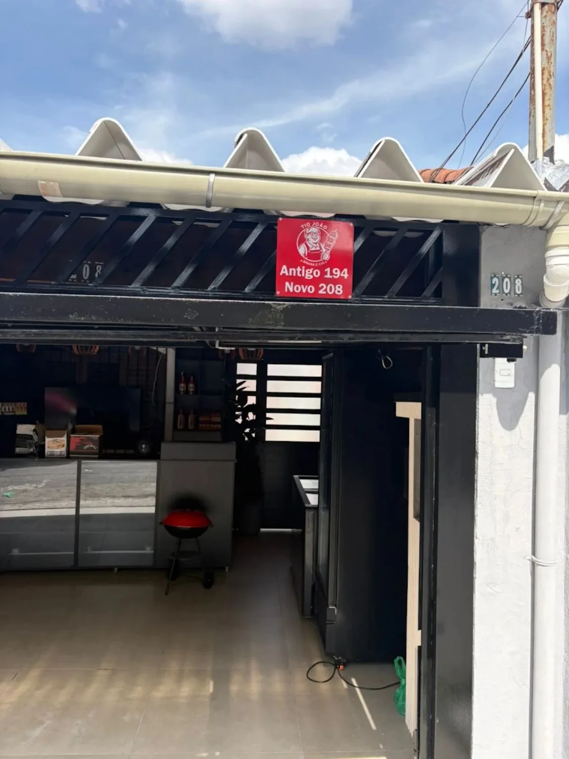 Fachada da loja Tio João Brasa e Cia