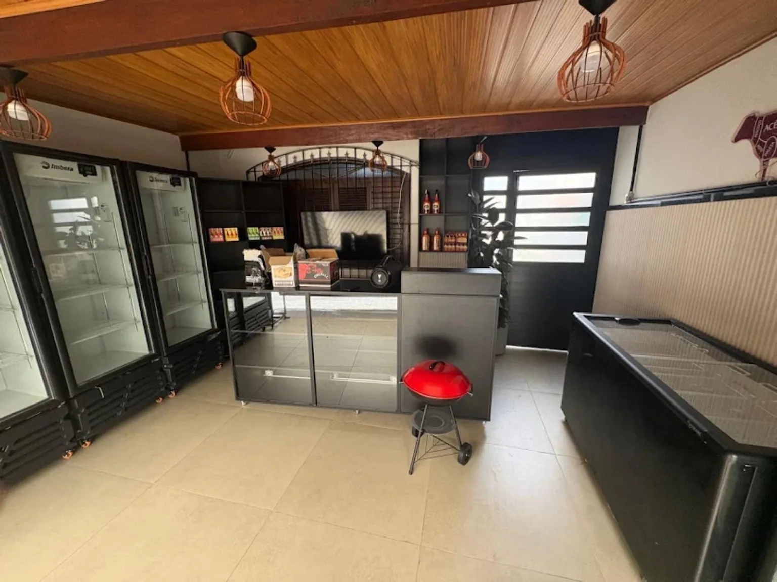 Interior da loja com balcões e refrigeradores